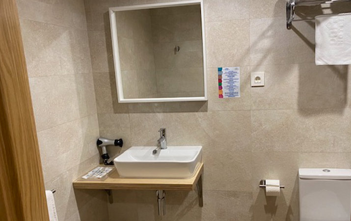 baño de la habitación doble con cama de matrimonio